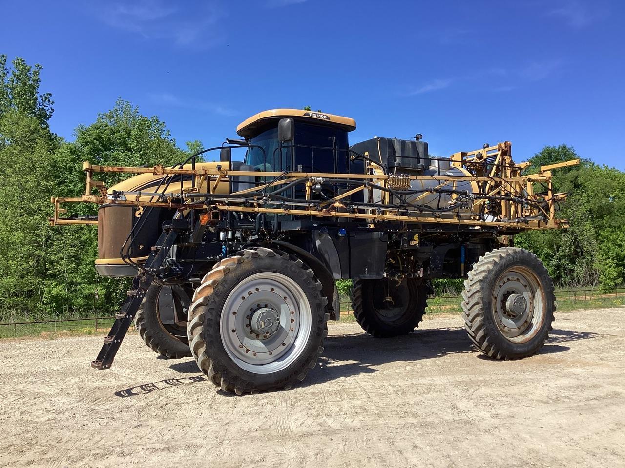 Rogator RG1100 Sprayer