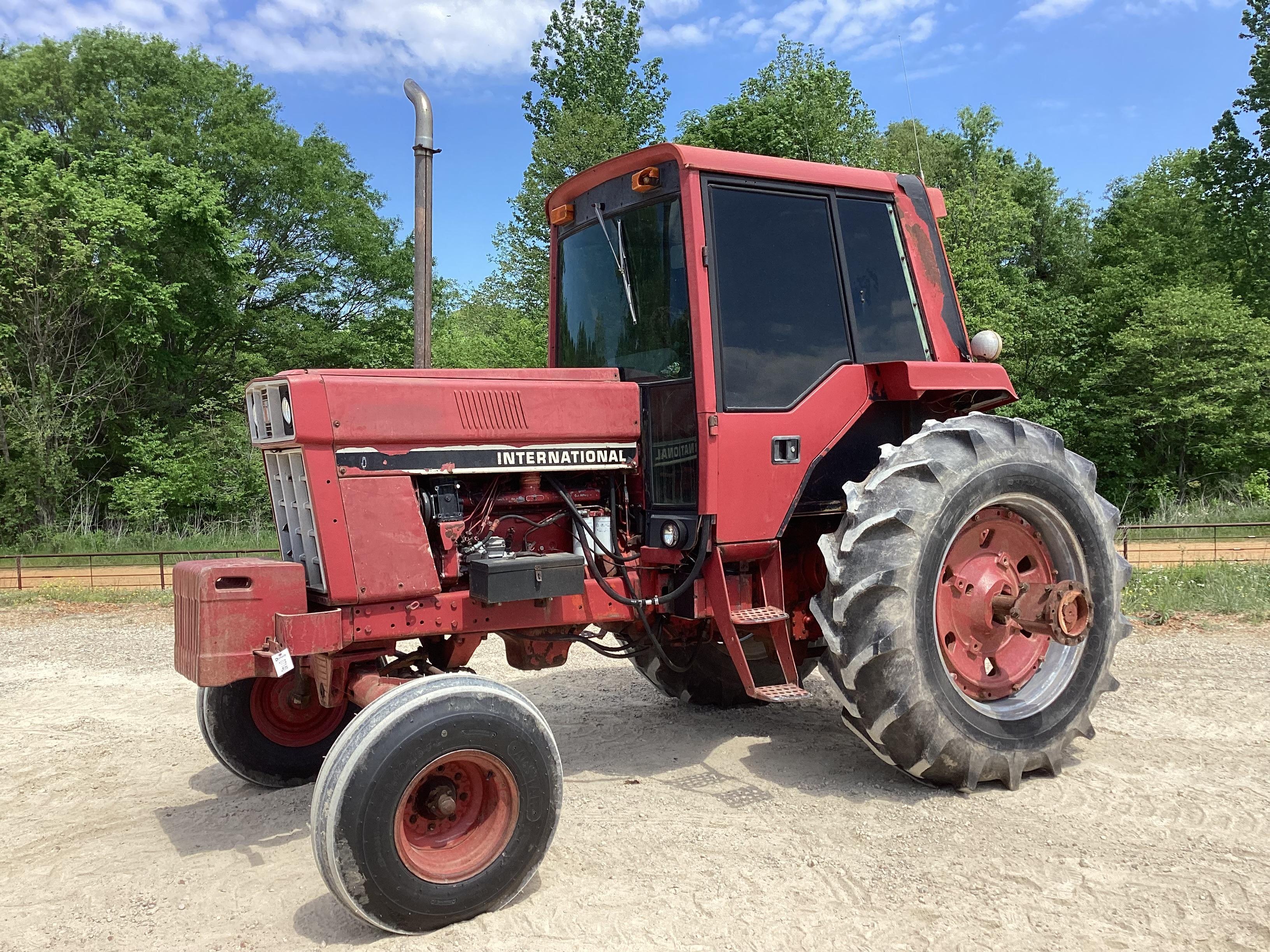 International 1086 Tractor W/ Duals