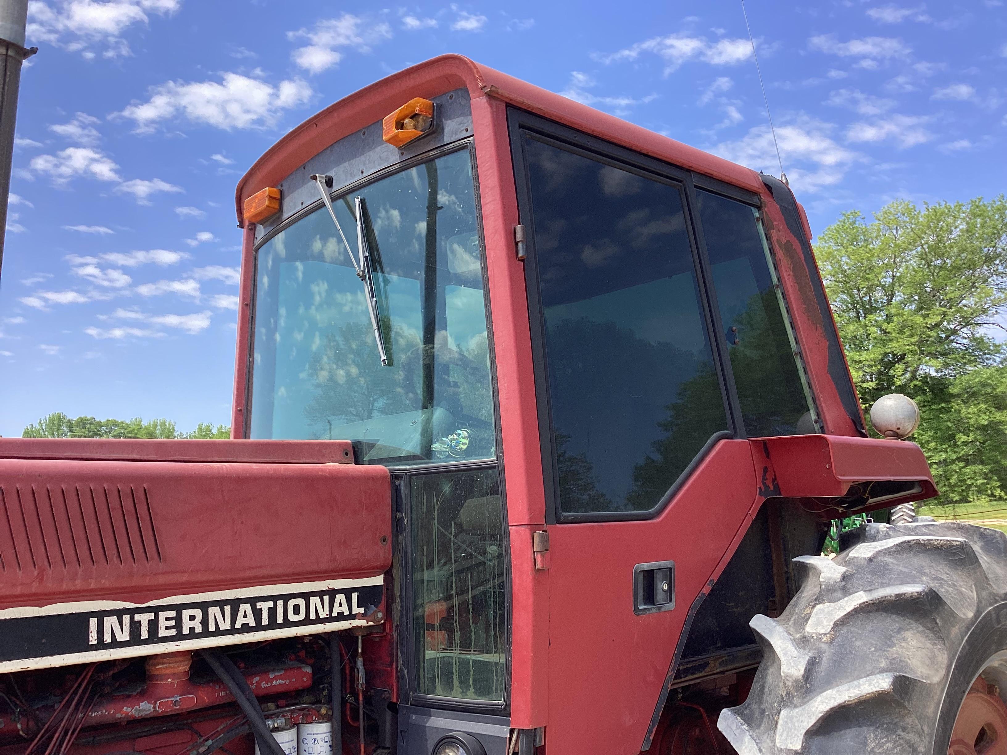 International 1086 Tractor W/ Duals