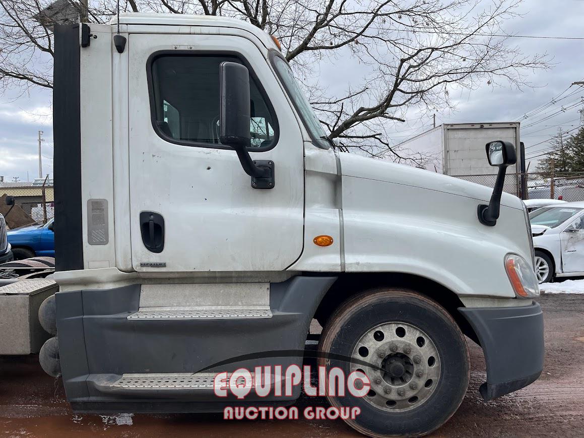 2016 FREIGHTLINER CASCADIA TANDEM AXLE DAY CAB