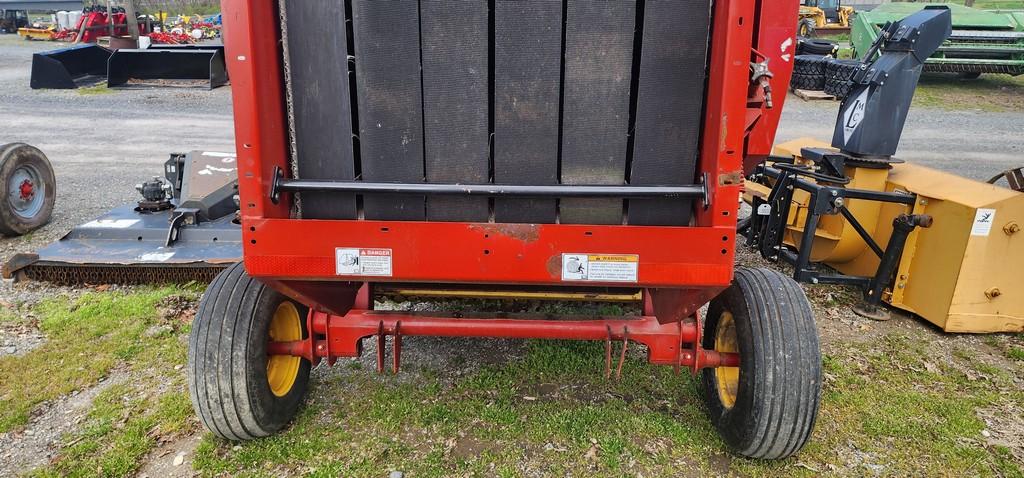 New Holland BR7060 Round Baler