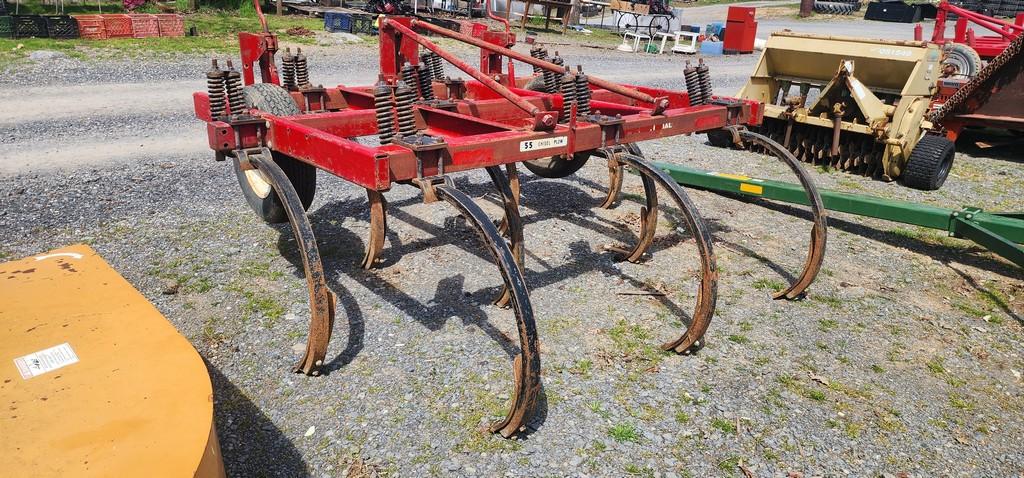 International 5500 9 Tooth 3pt Chisel Plow (NICE)