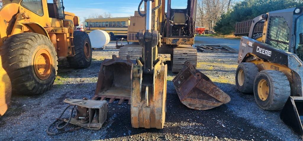 Case 880 Excavator (RUNS) (AS IS)