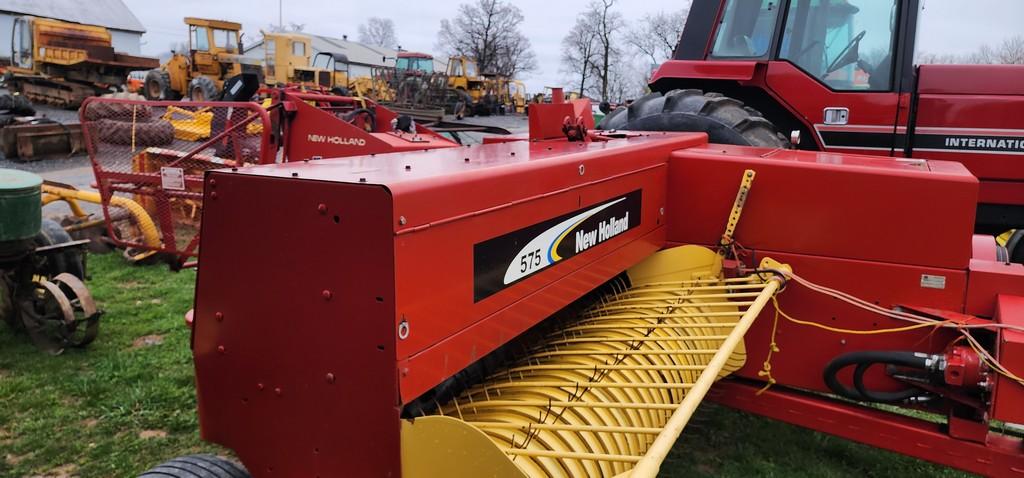 New Holland 575 Square Baler (NICE)