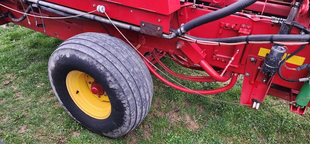 New Holland 575 Square Baler (NICE)