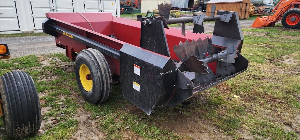 Pequea 175P Manure Spreader (LIKE NEW)