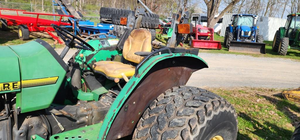 1997 John Deere 5200 Tractor (RUNS)