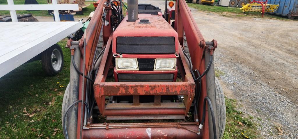 1992 Case International 495 Tractor W/Loader (RIDE AND DRIVE)