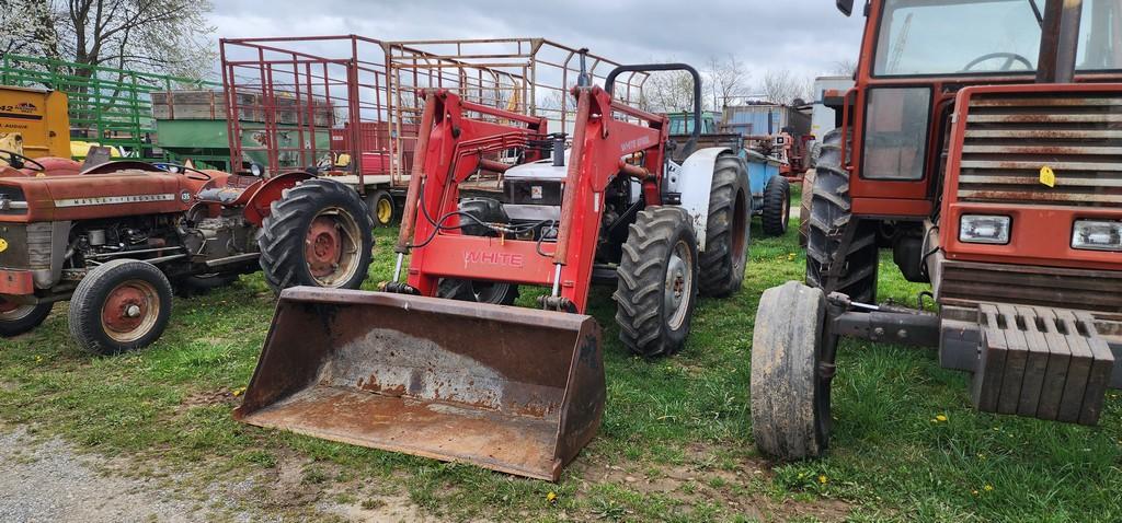 White 6065 Tractor w/676SL Loader (RUNS)