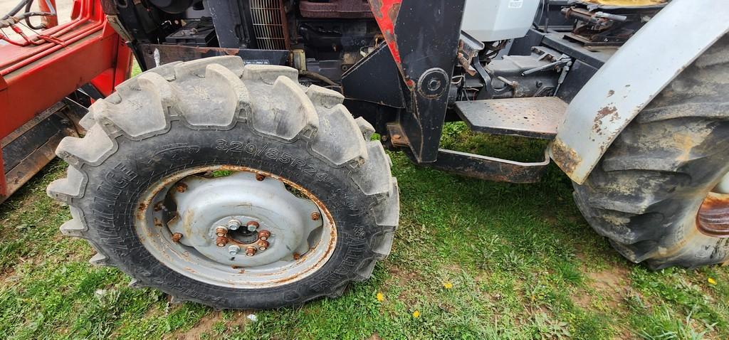 White 6065 Tractor w/676SL Loader (RUNS)