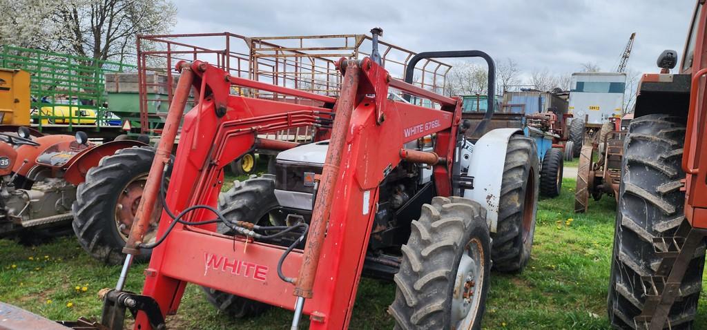 White 6065 Tractor w/676SL Loader (RUNS)