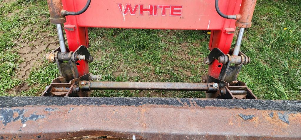 White 6065 Tractor w/676SL Loader (RUNS)