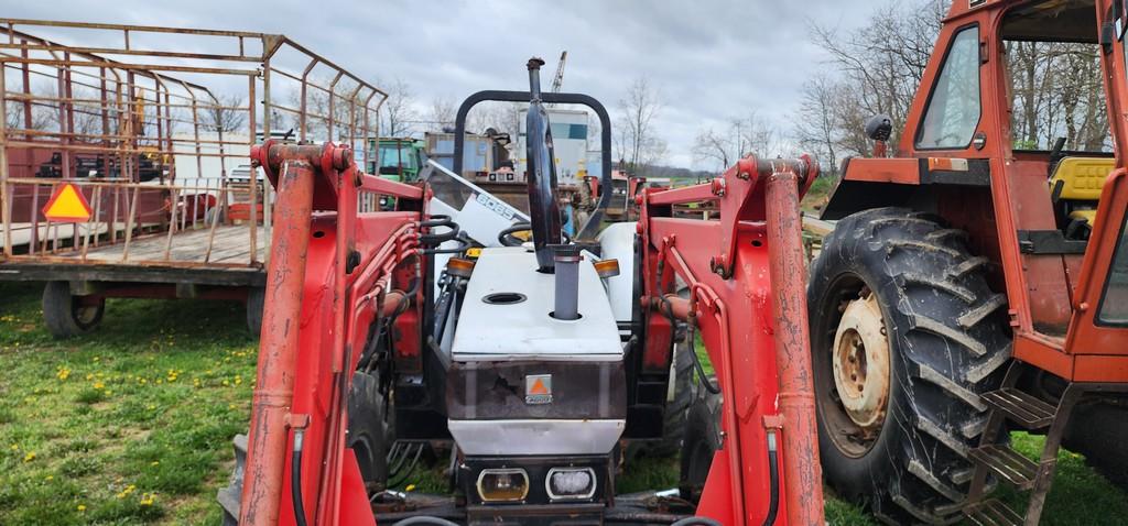 White 6065 Tractor w/676SL Loader (RUNS)