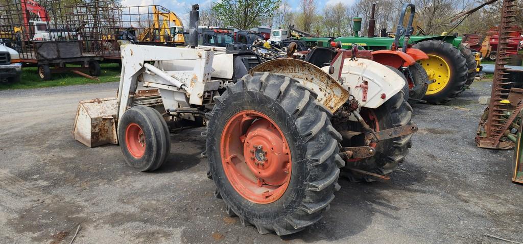 David Brown 1194 Tractor w/loader (RUNS)