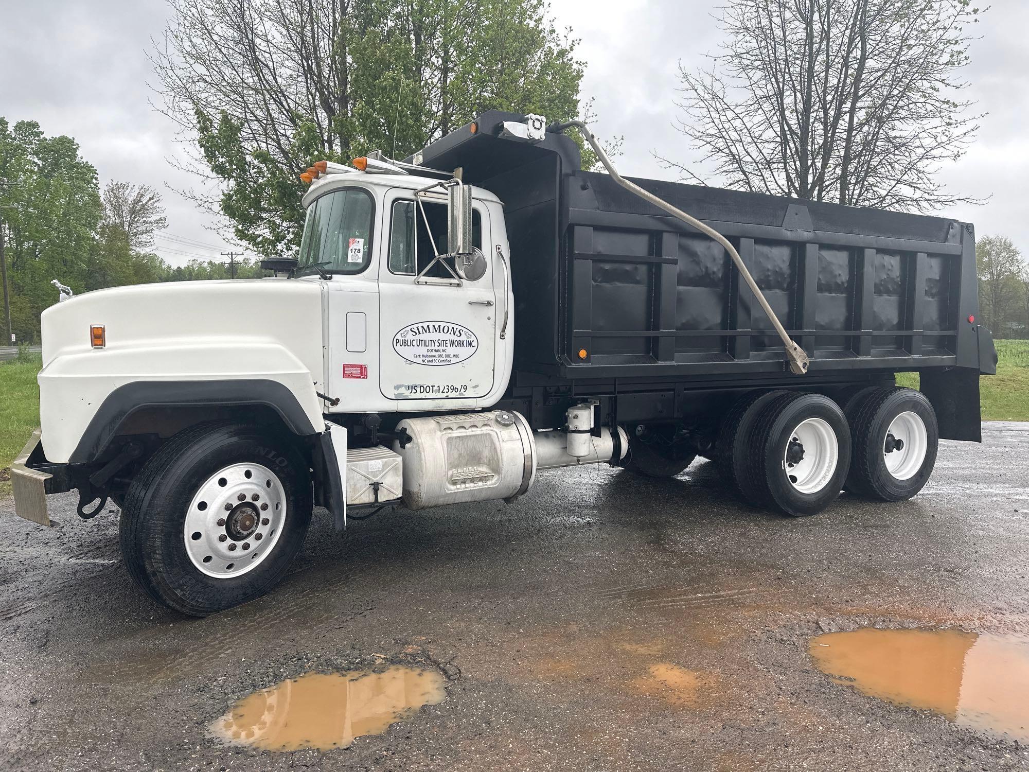 1995 MACK RD690 T/A DUMP TRUCK