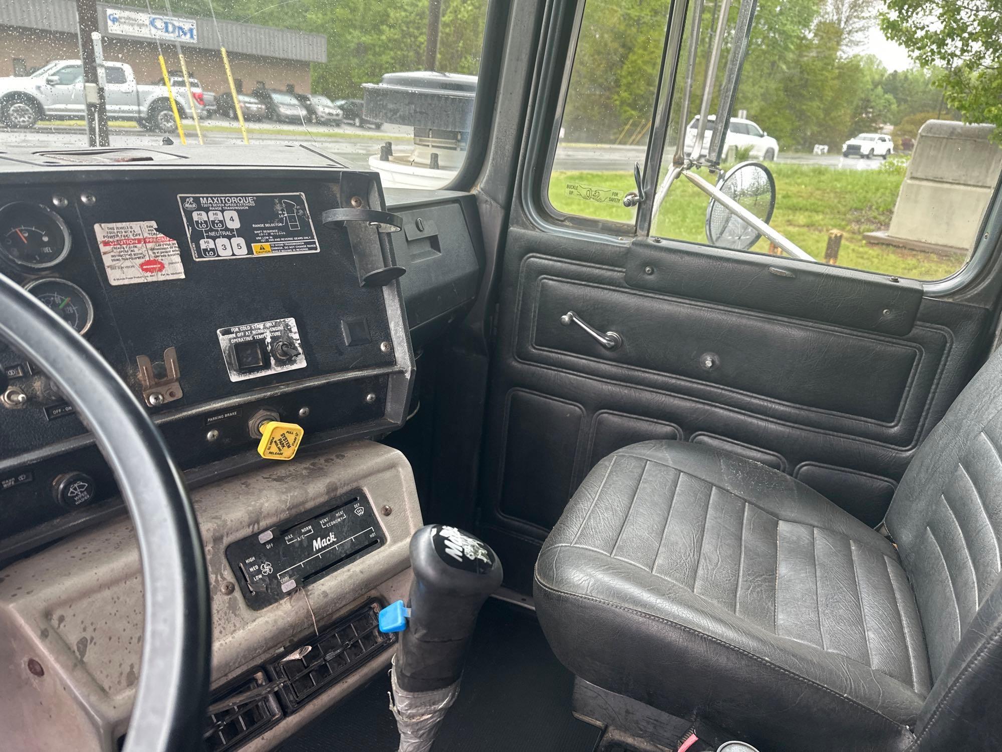 1995 MACK RD690 T/A DUMP TRUCK