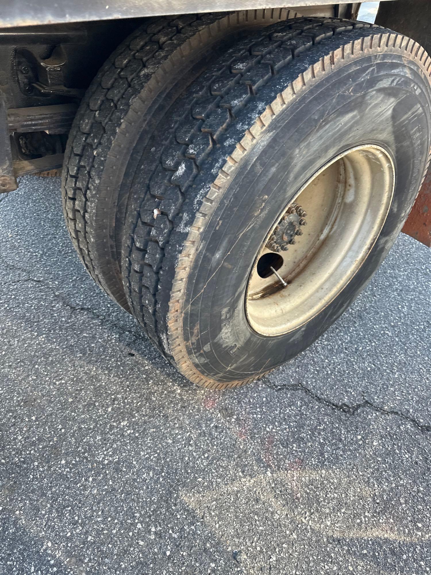 1993 FREIGHTLINER FL70 S/A GRAIN TRUCK