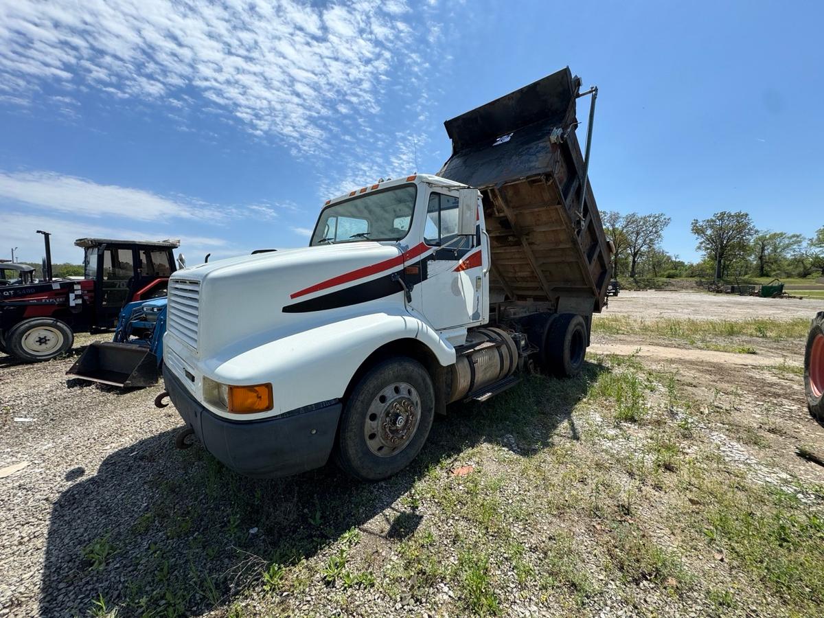 INTERNATIONAL 8200 DUMP TRUCK