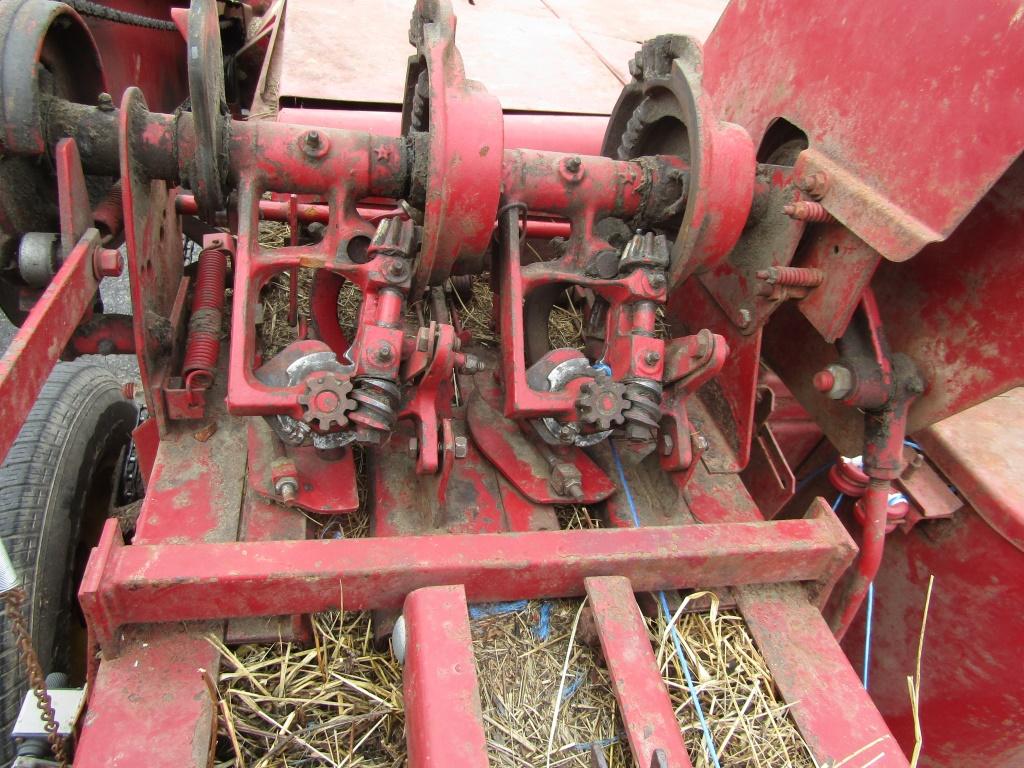 273 NEW HOLLAND SQUARE BALER