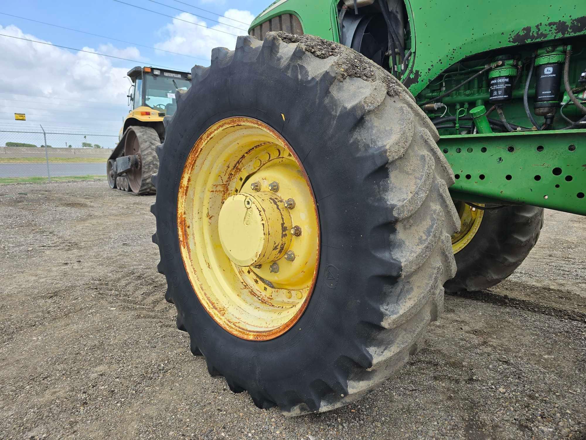 John Deere 7520 Farm Tractor