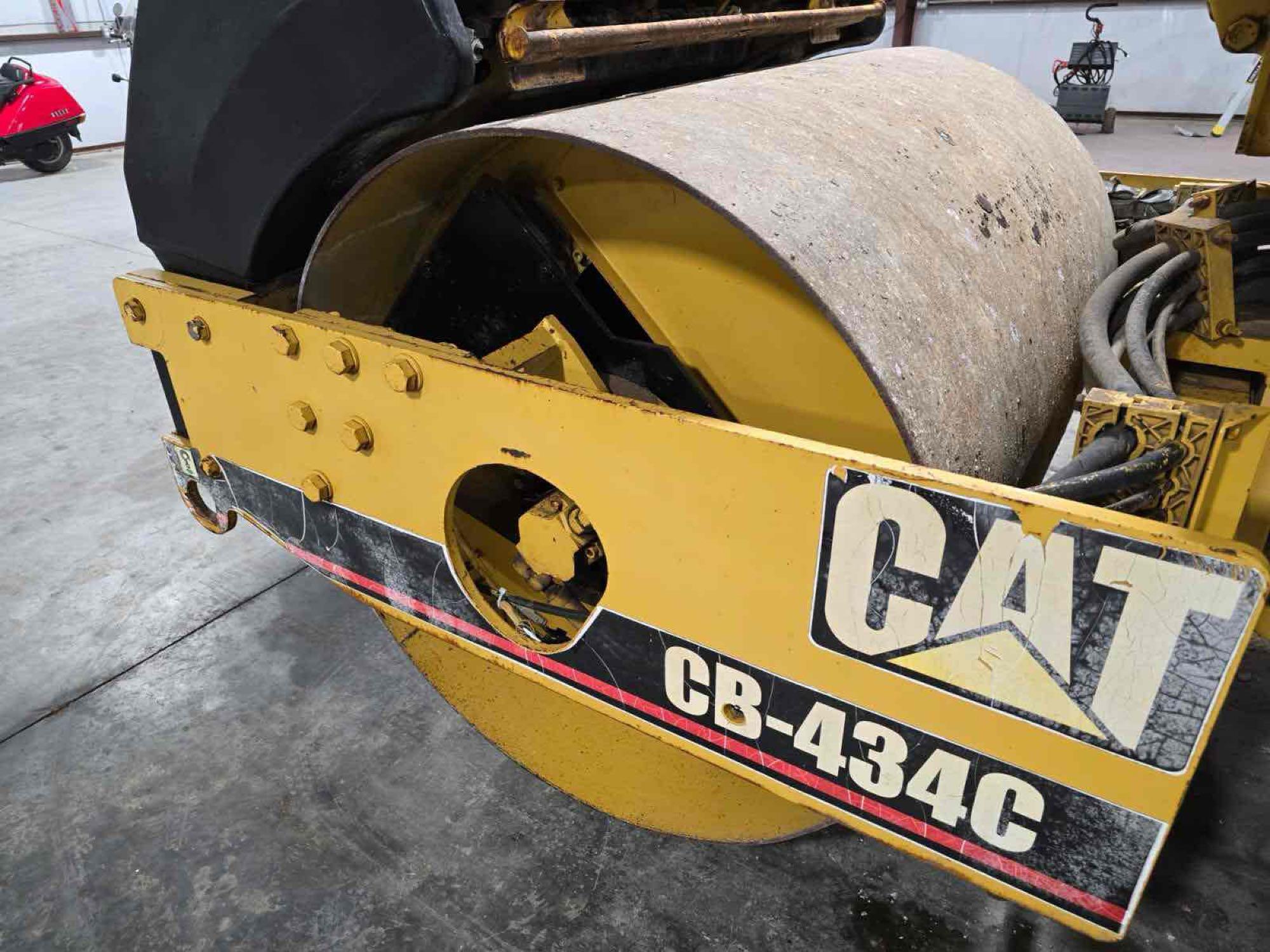 2000 Caterpillar CB-434C Double Drum Vibratory Asphalt Compactor