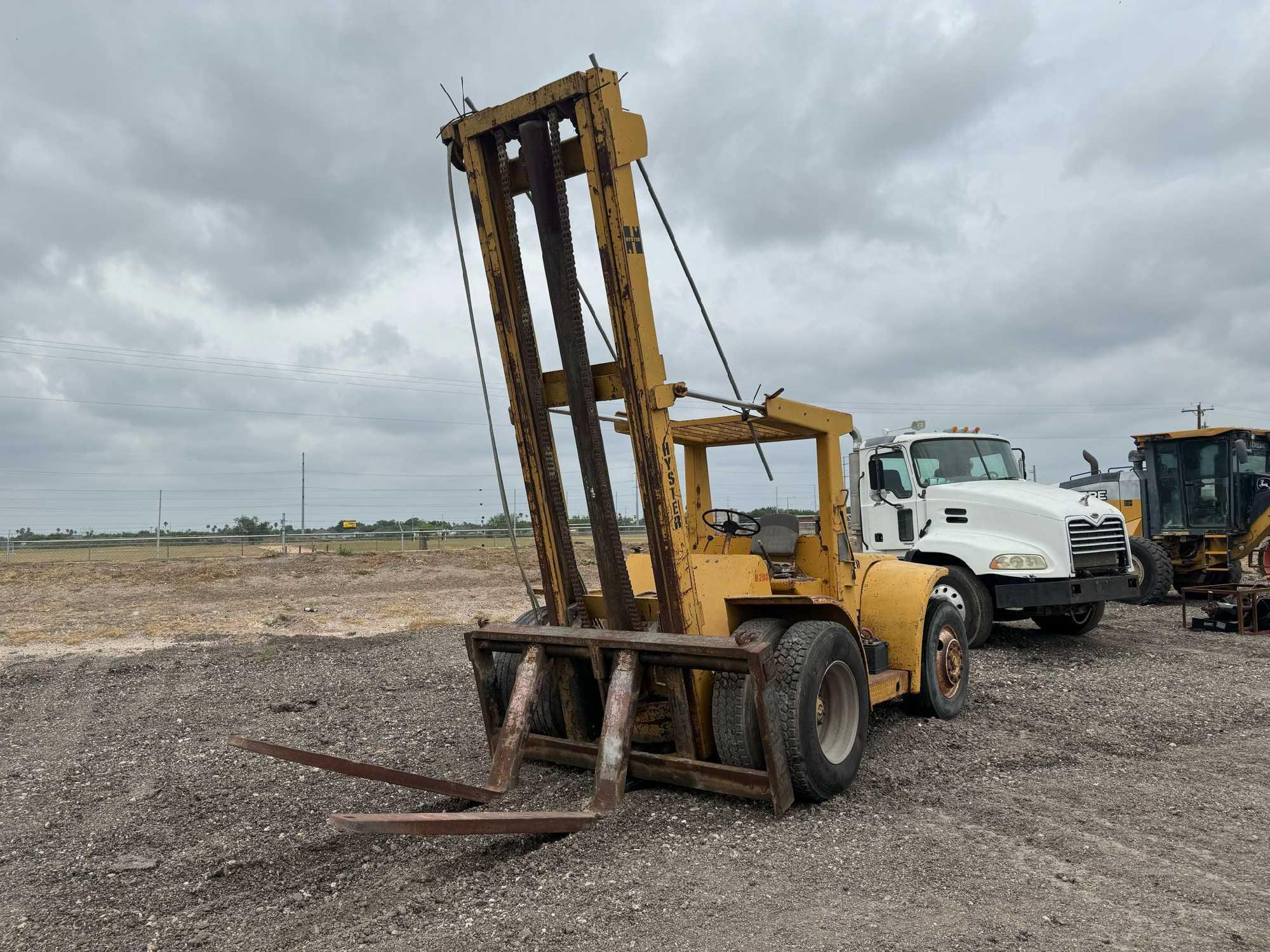 Hyster H200 Forklift