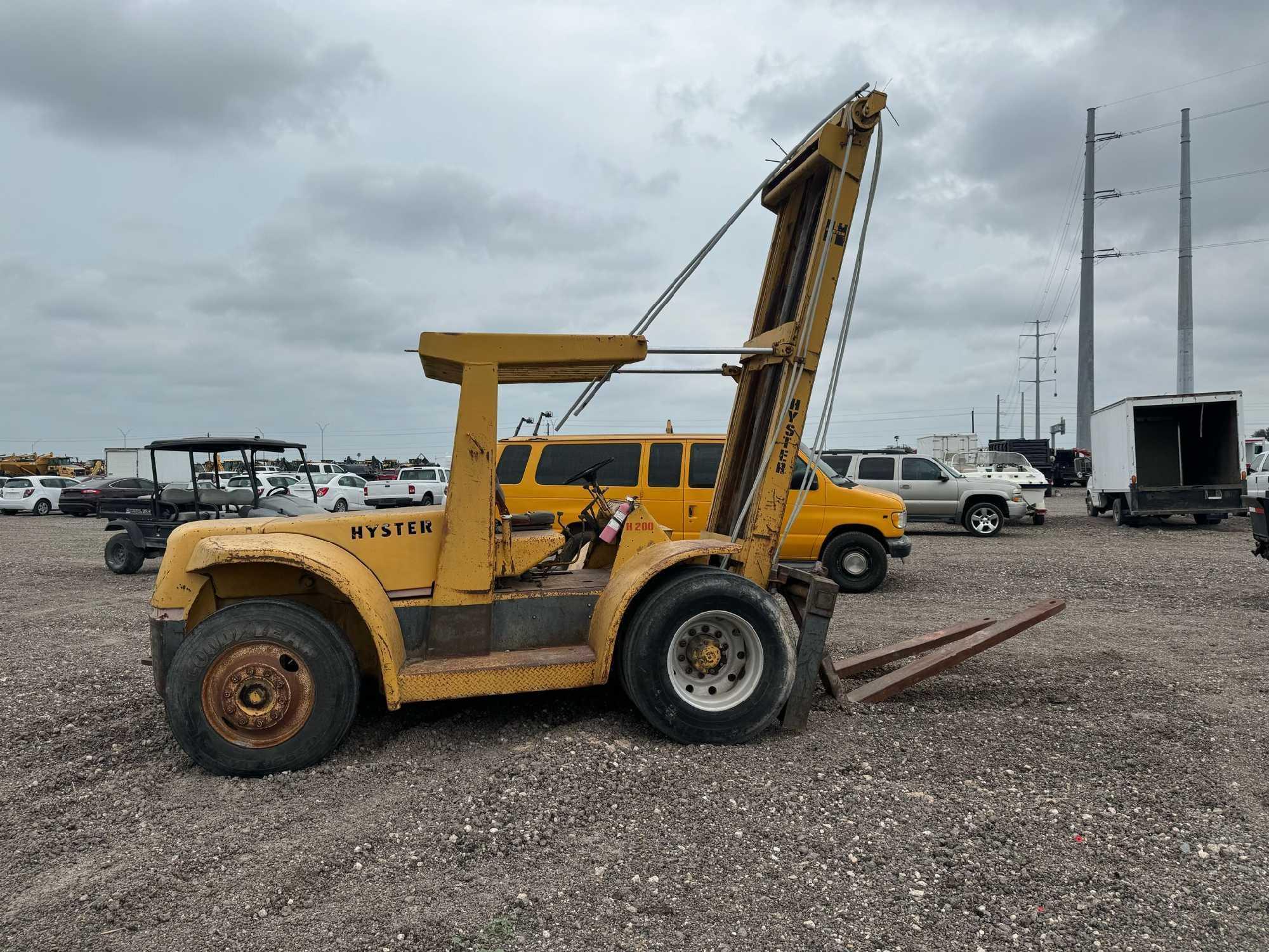 Hyster H200 Forklift