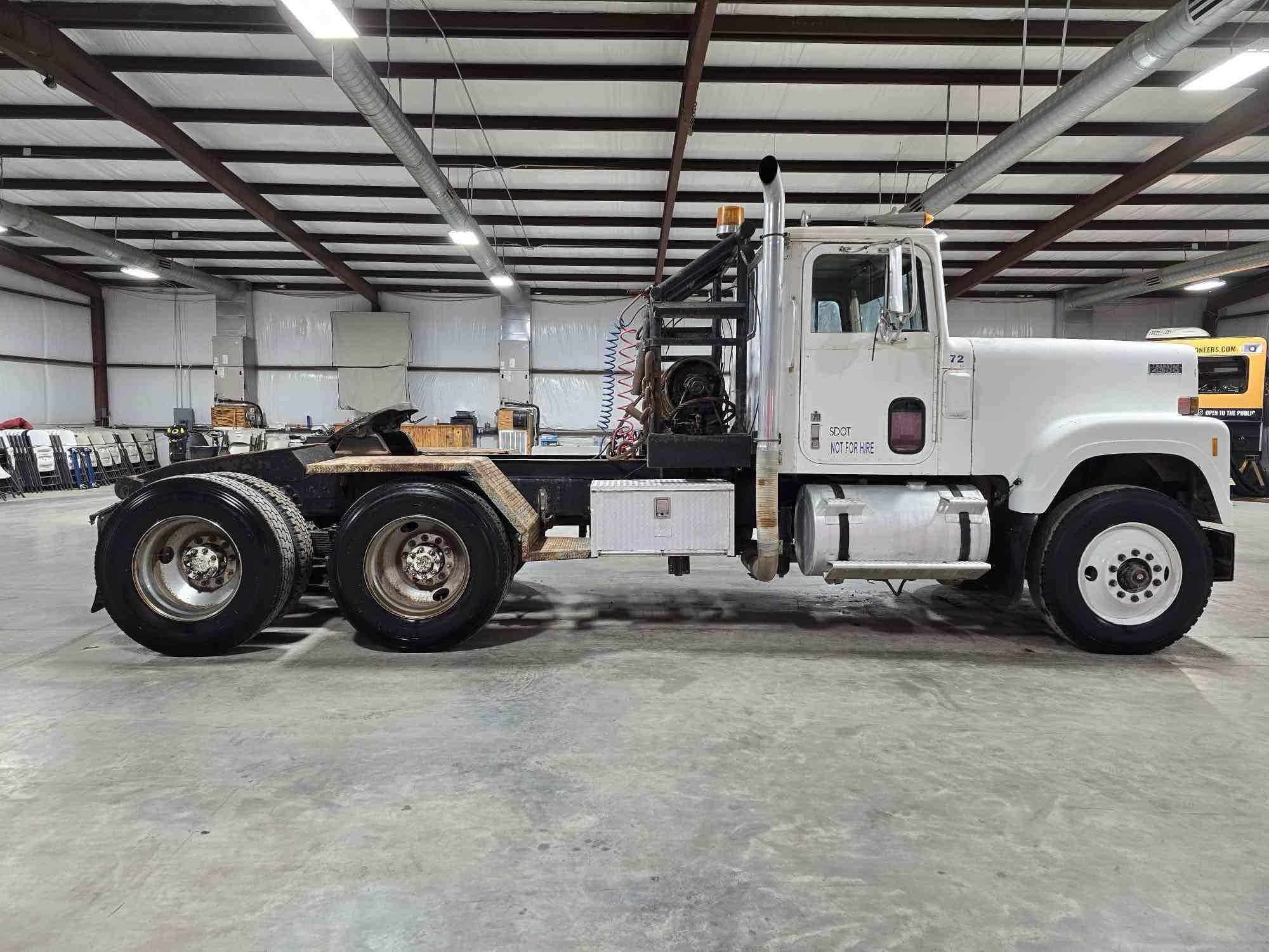 1980 International F4370 Day Cab Winch Truck Tractor