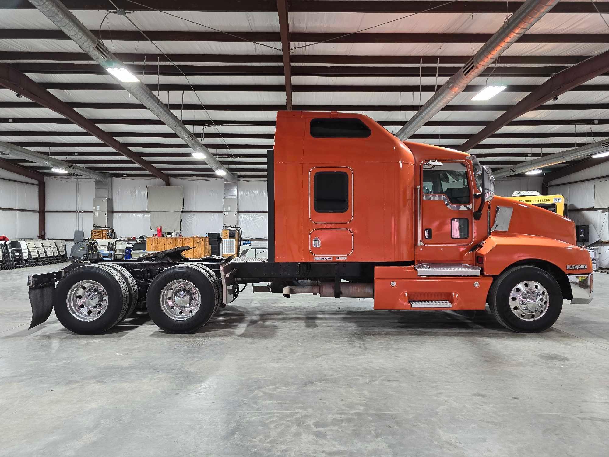 2007 Kenworth T600 Sleeper Truck Tractor