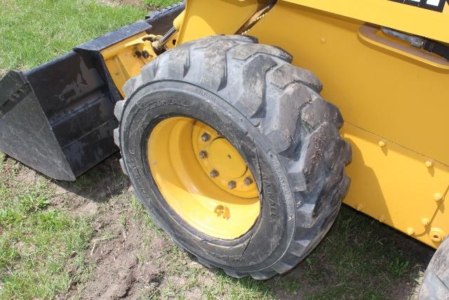 JOHN DEERE 320 SKID LOADER, ENCLOSED CAB,