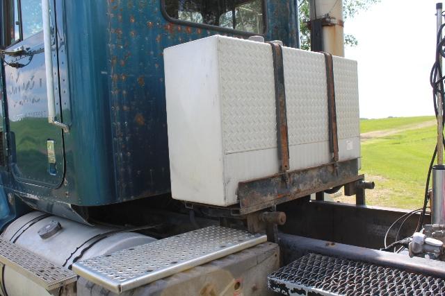 *** 1995 IH 9400 SEMI DAY CAB, 211" WHEEL BASE,