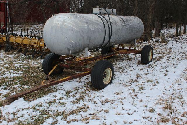 1000 GALLON PROPANE TANK ON 4 WHEEL GEAR