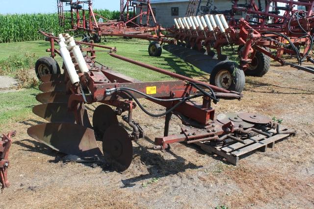IH-710 5-BOTTOM PLOW, WITH COULTERS