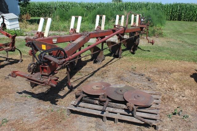 IH-710 5-BOTTOM PLOW, WITH COULTERS