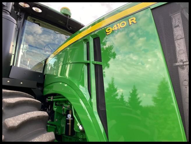 2013 JOHN DEERE 9410R 4WD TRACTOR, AUTO TRAC, 18/6 PS, PREMIUM CAB, LEATHER, DELUXE RADIO, GS3 7"