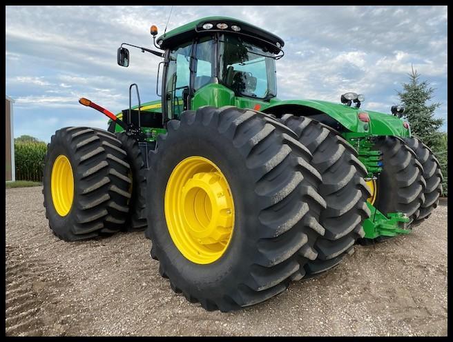 2013 JOHN DEERE 9410R 4WD TRACTOR, AUTO TRAC, 18/6 PS, PREMIUM CAB, LEATHER, DELUXE RADIO, GS3 7"