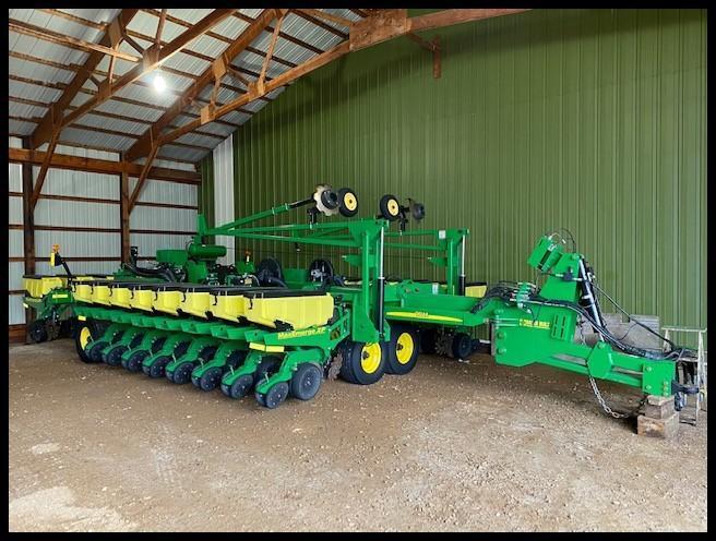 2011 JOHN DEERE DB 44 24R22" MAX EMERGE XP PLANTER, MARKERS, (4) 31X13.50-15 TRANSPORT TIRES,