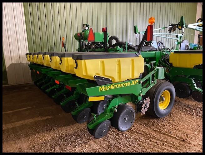 2011 JOHN DEERE DB 44 24R22" MAX EMERGE XP PLANTER, MARKERS, (4) 31X13.50-15 TRANSPORT TIRES,