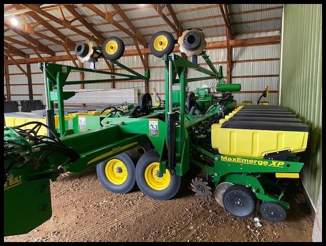 2011 JOHN DEERE DB 44 24R22" MAX EMERGE XP PLANTER, MARKERS, (4) 31X13.50-15 TRANSPORT TIRES,