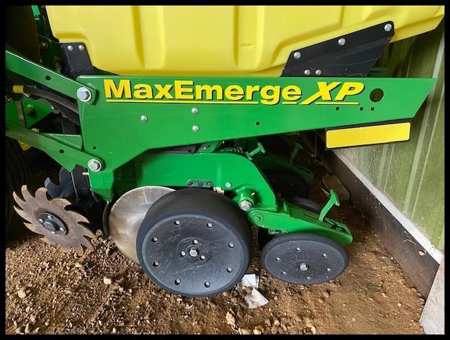 2011 JOHN DEERE DB 44 24R22" MAX EMERGE XP PLANTER, MARKERS, (4) 31X13.50-15 TRANSPORT TIRES,