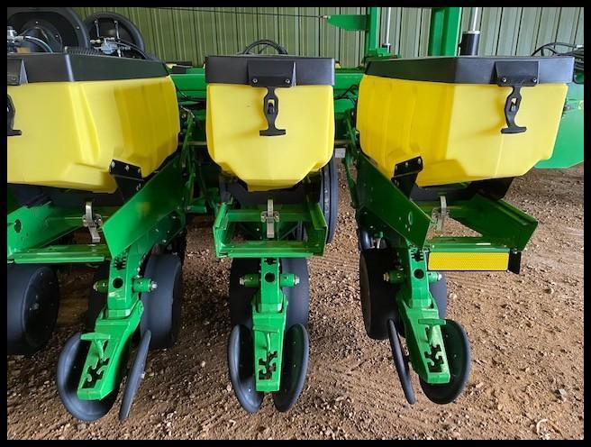 2011 JOHN DEERE DB 44 24R22" MAX EMERGE XP PLANTER, MARKERS, (4) 31X13.50-15 TRANSPORT TIRES,