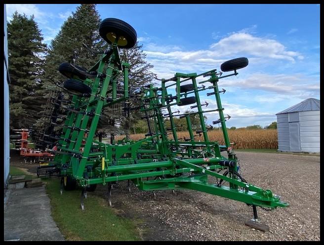 2011 JOHN DEERE 2210 APPROX 41.5' FIELD CULTIVATOR, 2 BAR HARROW, ROLLING BASKETS, 5 FOLD