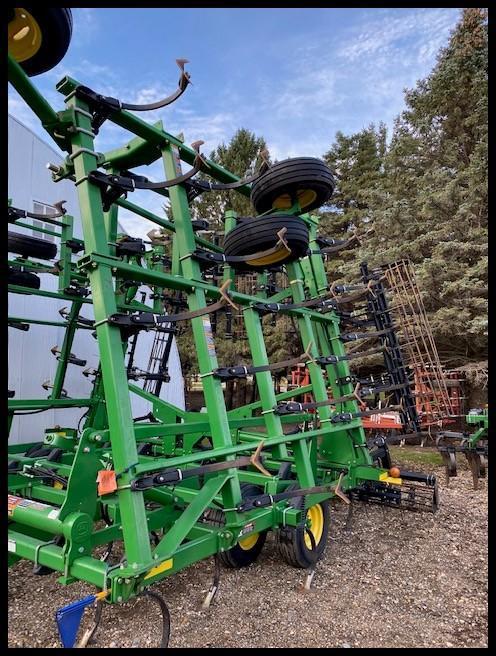 2011 JOHN DEERE 2210 APPROX 41.5' FIELD CULTIVATOR, 2 BAR HARROW, ROLLING BASKETS, 5 FOLD