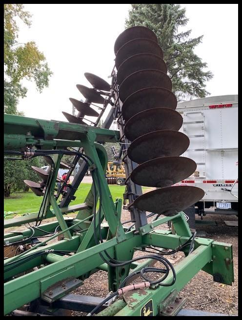 JOHN DEERE 230 DISK, 25.5' SPRIN SCRAPERS, REAR BLADES @19.5", FRONT BLADES @ 21.25"