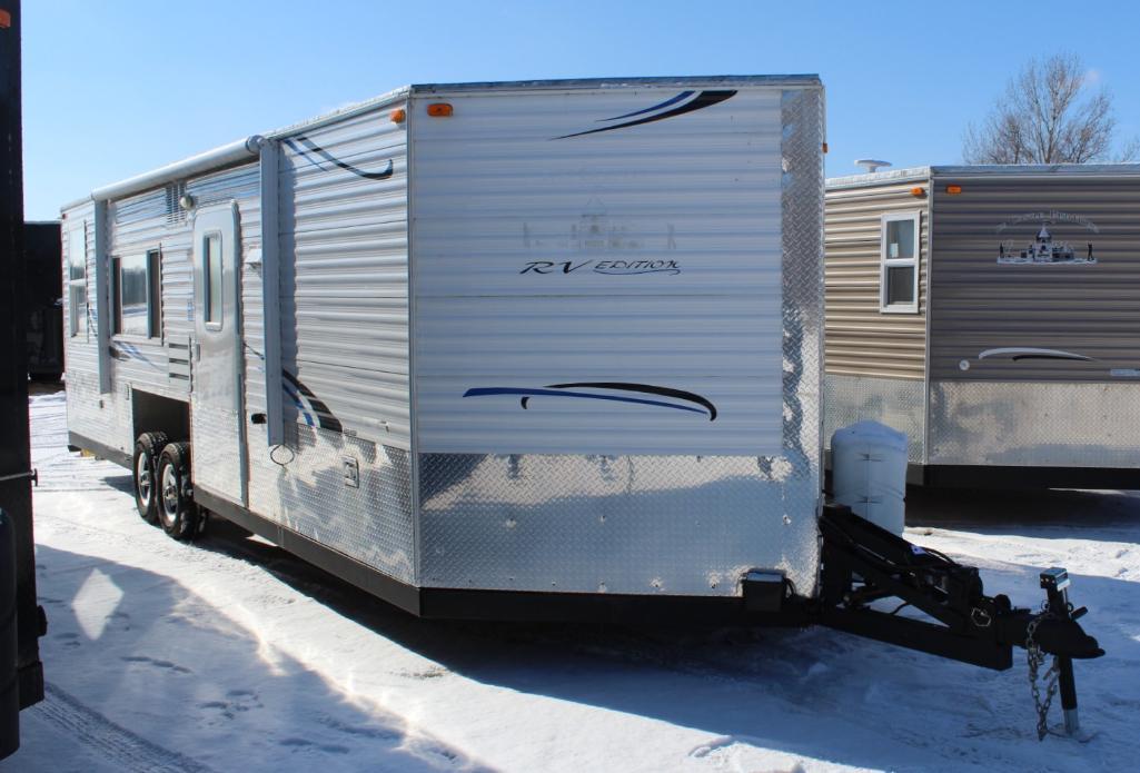 ***2014 8' X 26'V AMERICAN SURPLUS ICE CASTLE FISH HOUSE RV EDITION, VALLEY HYD. TANDEM AXLE FRAME