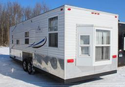 ***2014 8' X 26'V AMERICAN SURPLUS ICE CASTLE FISH HOUSE RV EDITION, VALLEY HYD. TANDEM AXLE FRAME
