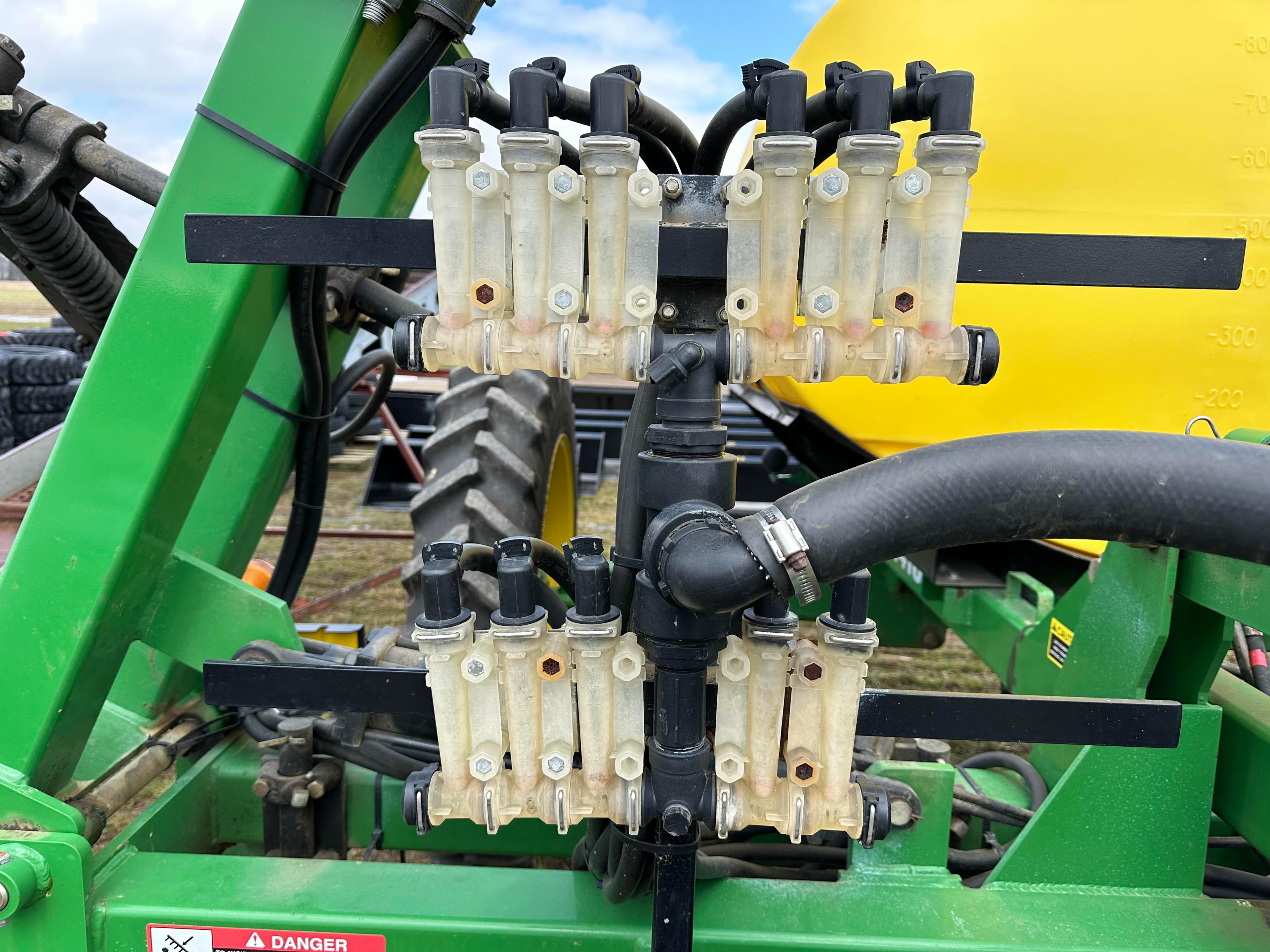 Farm King 1410  11 Coulter Nitrogen Applicator