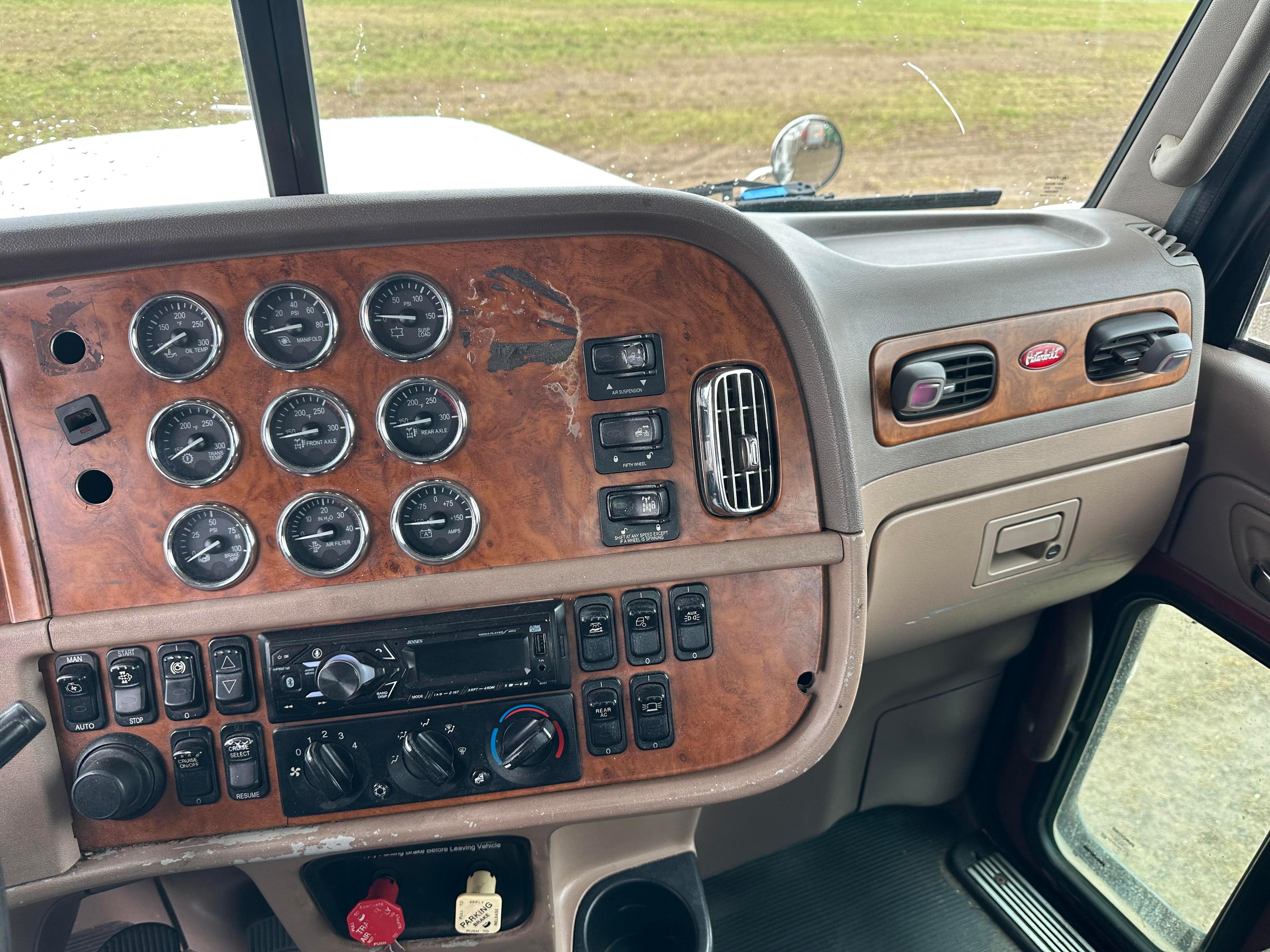 2009 Peterbilt 388 Factory Day Cab Tandem Axle Road Tractor