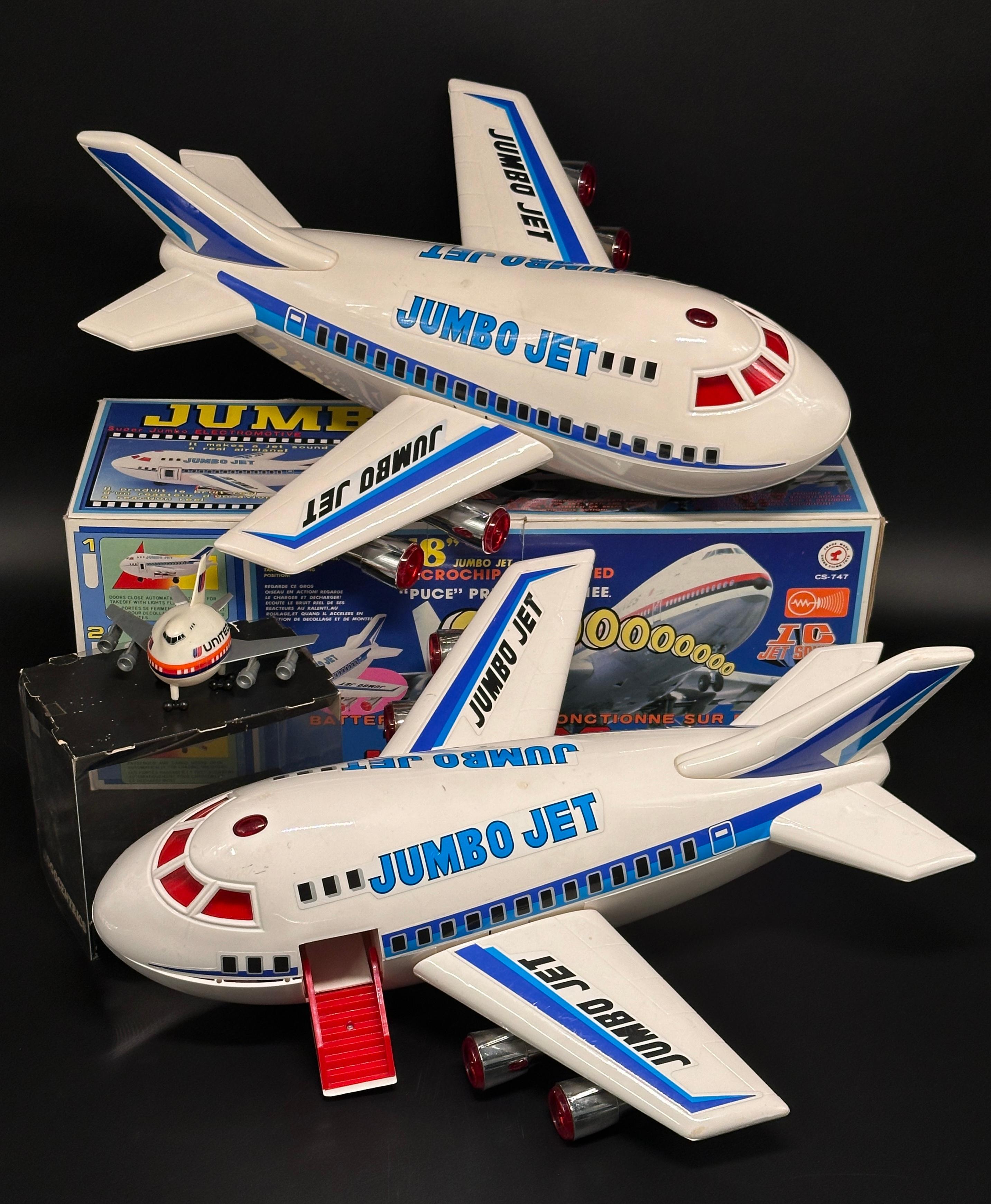 (2) 18" Vintage 1988 Cheng Ching Toy JUMBO JET 747