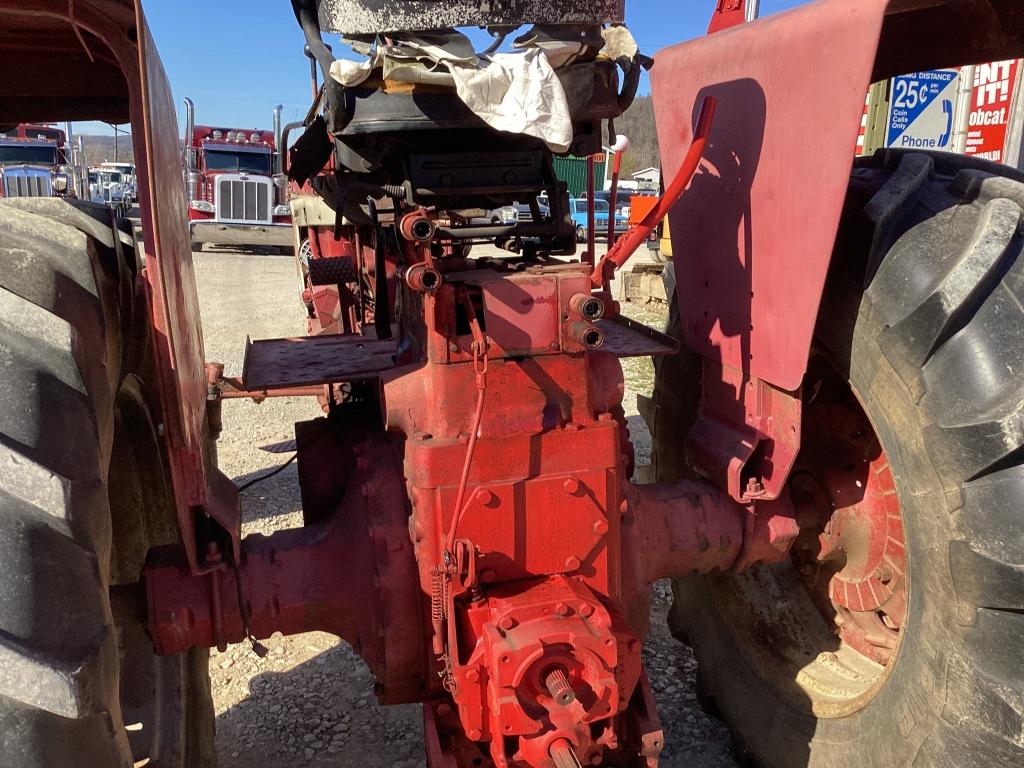 INTERNATIONAL 706 FARMALL TRACTOR